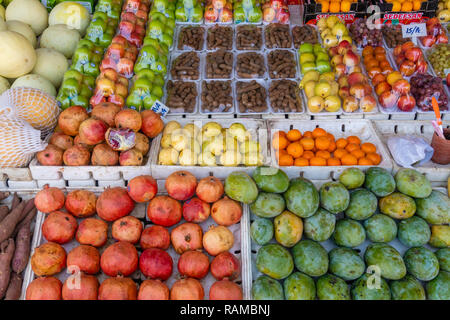 Dubai, VAE - 14.Oktober 2018: Obst und Gemüse für den Verkauf in einem Markt in Dubai Stockfoto
