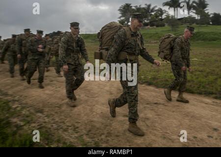 Major General Daniel O'Donohue, Kommandierender General der 1. Marine Division, und Sgt. Maj. William Sowers, der Sergeant Major von 1St Marine Division, führen eine Wanderung bei Marine Corps Base Camp Pendleton, Calif., Feb 17, 2017. Die Wanderung war etwa acht Meilen und wurde durchgeführt, um die Bekämpfung der Bereitschaft und der Einheit Zusammenhalt zu fördern. Stockfoto