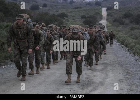 Major General Daniel O'Donohue, Kommandierender General der 1. Marine Division, und Sgt. Maj. William Sowers, der Sergeant Major von 1St Marine Division, führen eine Wanderung bei Marine Corps Base Camp Pendleton, Calif., Feb 17, 2017. Die Wanderung war etwa acht Meilen und wurde durchgeführt, um die Bekämpfung der Bereitschaft und der Einheit Zusammenhalt zu fördern. Stockfoto