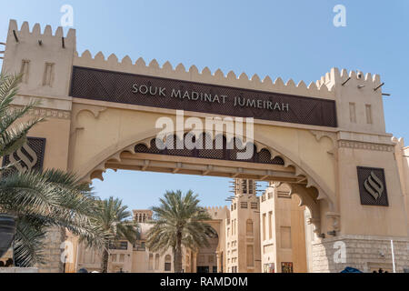 Dubai, VAE - Oktober 15, 2018: Blick auf den Eingang der Souk Madinat Jumeirah in Dubai. Es ist ein Einkaufszentrum mit traditionellen orientalischen Stil. Stockfoto