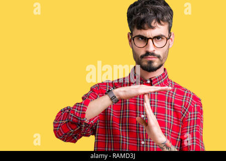 Jungen gutaussehenden Mann Brille über isolierte Hintergrund tun time out Geste mit den Händen, frustriert und ernstes Gesicht Stockfoto