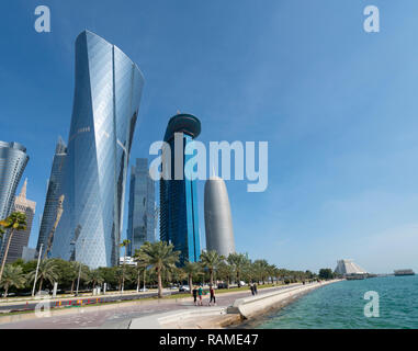 Tagsüber auf die Skyline von West Bay Business District von der Corniche in Doha, Katar Stockfoto