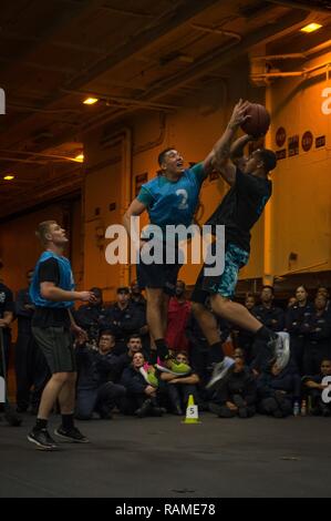 Pazifik (Feb. 19, 2017) Segler die Teilnahme an einem 3-on-3 Basketball Turnier im Hangar Bucht der Flugzeugträger USS Theodore Roosevelt (CVN 71). Theodore Roosevelt ist derzeit vor der Küste von Südkalifornien die Durchführung von routinemäßigen Ausbildungsmaßnahmen. Stockfoto