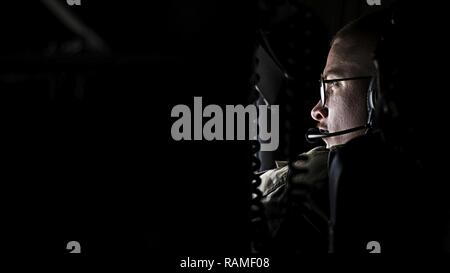 Senior Airman Brandon König, Expeditionary 774th Airlift Squadron Lademeister, Kontrollen für Eis auf den Flügeln einer C-130J Hercules während eines Fluges von Camp Bastion nach Kandahar Airfield, Afghanistan, Jan. 17, 2017. Die 774Th EAS bietet taktische Lufttransportkapazitäten im afghanischen Theater, das oft nicht-standard- oder großfrachten und Personal Bewegung erfordern. Stockfoto