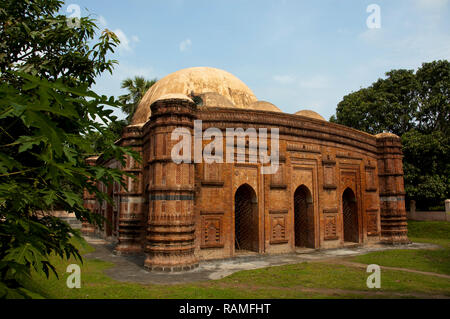 Khania Dighi Moschee rief auch Rajbibi Moschee, im 15. Jahrhundert erbaut. Gaur, Chapai Nawabganj, Bangladesch. Stockfoto