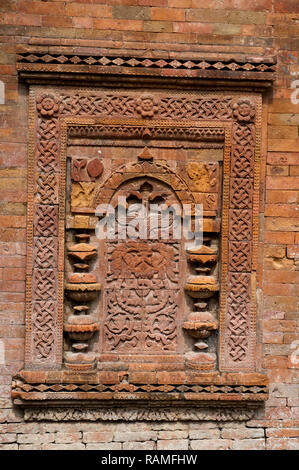 Terrakotta Plaketten auf der Khania Dighi Moschee rief auch Rajbibi Moschee, im 15. Jahrhundert erbaut. Gaur, Chapai Nawabganj, Bangladesch. Stockfoto