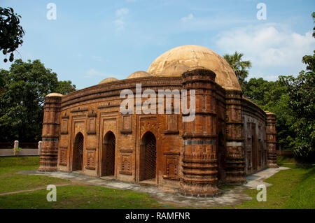 Khania Dighi Moschee rief auch Rajbibi Moschee, im 15. Jahrhundert erbaut. Gaur, Chapai Nawabganj, Bangladesch. Stockfoto