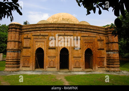 Khania Dighi Moschee rief auch Rajbibi Moschee, im 15. Jahrhundert erbaut. Gaur, Chapai Nawabganj, Bangladesch. Stockfoto