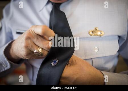 Chief Master Sgt. Tom Kimball macht einige letzte Hand an seiner Uniform, es tragen für die letzte Zeit seiner Luftwaffe Karriere 17.Februar 2017 in seinem Haus außerhalb von Denver, Co Kimball zog sich später am Tag nach mehr als 24 Jahren in der Luftwaffe. Stockfoto