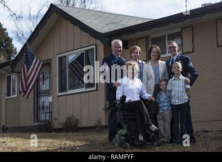 Chief Master Sgt. Tom Kimball war von seiner Familie Februar 17, 2017, als er von der Luftwaffe im Ruhestand. Kimball war mehr als 24 Jahre bei der Luftwaffe. Stockfoto