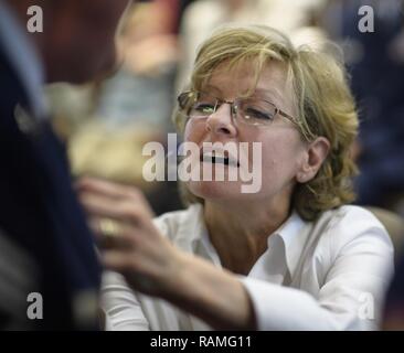 Tracey Kimball, Ehefrau von Chief Master Sgt. Tom Kimball, Stifte in den Ruhestand Pin auf ihren Mann nach der Chief offiziell von der Air Force, Feb 17, 2017 Buckley Air Force Base im Ruhestand, Co Kimball war mehr als 24 Jahre bei der Luftwaffe. Stockfoto