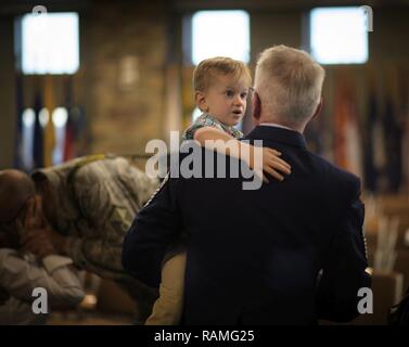 Jack Nance, der Enkel von Chief Master Sgt. Tom Kimball, reagiert auf ein Witz von seinem Großvater Minuten nachdem der Leiter von der Luftwaffe, Feb 17, 2017 Buckley Air Force Base im Ruhestand, Co Kimball hat mehr als 24 Jahre in der Luftwaffe gedient. Stockfoto