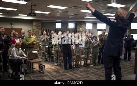 "Ich bin Rentner!" schreit Chief Master Sgt. Tom Kimball zum Publikum auf offiziell in den Ruhestand für die Luftwaffe, Feb 17, 2017 Buckley Air Force Base, Co.Kimball war mehr als 24 Jahre bei der Luftwaffe. Stockfoto