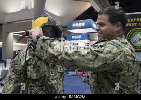 SAN DIEGO (Feb. 21, 2017) Konstruktionsmechaniker 1. Klasse Matthew Ramirez passt ein tauchen Helm auf Builder 2. Klasse Aaron Braun bei der Marine Expeditionary Combat Command (NECC) Ausstellung im Westen 2017. Jetzt in seinem 27. Jahr, WEST 2017 bringt Militär und Branchenführern zusammen mit den Machern der militärischen Plattformen und die Designer der heutigen neuesten Technologien zu engagieren. WEST 2017 wird gemeinsam von der AFCEA International und die US Naval Institute gefördert. Stockfoto