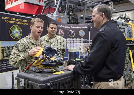 SAN DIEGO (Feb. 21, 2017) Builder 2. Klasse Aaron Brown, Links, und Konstruktionsmechaniker 1. Klasse Matthew Ramirez ein tauchen Helm hinten Adm erklären. Brian Brakke, Commander, Marine Expeditionary Combat Command (NECC) an der NECC Ausstellung im Westen 2017. Jetzt in seinem 27. Jahr, WEST 2017 bringt Militär und Branchenführern zusammen mit den Machern der militärischen Plattformen und die Designer der heutigen neuesten Technologien zu engagieren. WEST 2017 wird gemeinsam von der AFCEA International und die US Naval Institute gefördert. Stockfoto