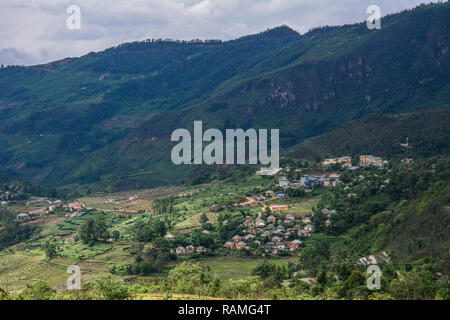 Berg Szene in Sapa, Nordvietnam. Sapa liegt etwa 350 km nordwestlich von Hanoi, in der Nähe der chinesischen Grenze. Stockfoto