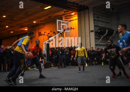 Pazifik (Feb. 19, 2017) Segler die Teilnahme an einem 3-on-3 Basketball Turnier im Hangar Bucht der Flugzeugträger USS Theodore Roosevelt (CVN 71). Das Schiff ist vor der Küste von Südkalifornien die Durchführung von routinemäßigen Ausbildungsmaßnahmen. Stockfoto