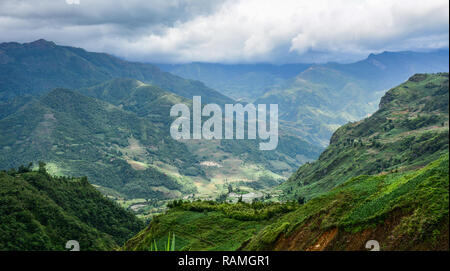 Berg Szene in Sapa, Nordvietnam. Sapa liegt etwa 350 km nordwestlich von Hanoi, in der Nähe der chinesischen Grenze. Stockfoto