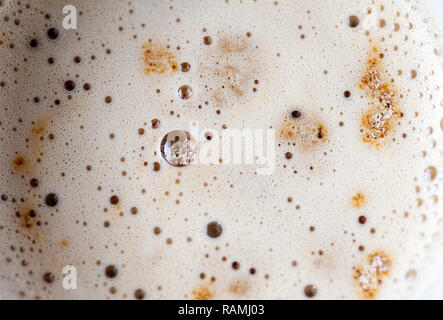 Heißer Kaffee Latte trinken Blasen auf eine Tasse Hintergrund Foto Stockfoto