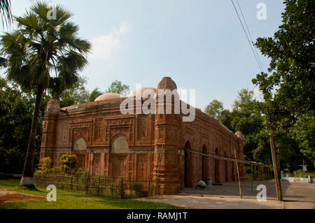 Bagha Moschee. Es ist an Bagha gelegen, ca. 25 km südöstlich von Rajshahi Stadt. Die Moschee ist bemerkenswert für seine exquisiten Terrakotta Ornamentik. Stockfoto