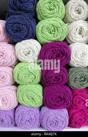 Baumwolle bunt Spinnstoffen Industrielle Gewebe Rollen Foto Stockfoto