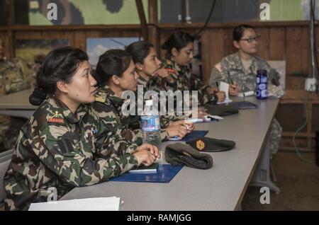 SCHOFIELD Kasernen, Hawaii - (Feb. 21, 2017) - NEPALESISCHE Soldaten nehmen an einem Briefing von US-Soldaten an Blitz Akademie der 25 Infanterie Division bei Schofield Barracks am 13.02.21, 2017 präsentiert. 25 Infanterie Division eine Delegation mit weiblichen nepalesische Armee Offiziere zu Informationen, Techniken, Taktiken und Vorgehensweisen auszutauschen, um die Wirksamkeit und die Integration der Frauen in den Kampf Rollen zu fördern. (Departement für Verteidigung Stockfoto