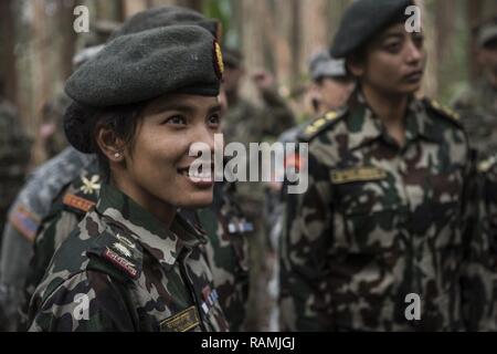 SCHOFIELD Kasernen, Hawaii - (Feb. 21, 2017) - Kapitän Sara Devi Tamang, einem nepalesischen Soldaten, sorgt sich Dschungel Überlebenstraining mit US-Soldaten bei der 25 Infanterie Division Jungle Operations Training Center. 25 Infanterie Division eine Delegation mit weiblichen nepalesische Armee Offiziere zu Informationen, Techniken, Taktiken und Vorgehensweisen auszutauschen, um die Wirksamkeit und die Integration der Frauen in den Kampf Rollen zu fördern. (Departement für Verteidigung Stockfoto