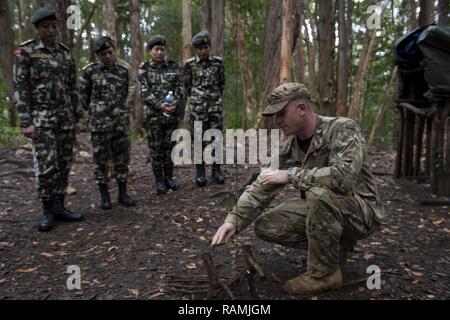 SCHOFIELD Kasernen, Hawaii - (Feb. 21, 2017) - NEPALESISCHE Soldaten teilnehmen Dschungel überleben Ausbildung von US-Soldaten an der 25 Infanterie Division Jungle Operations Training Center präsentiert. 25 Infanterie Division eine Delegation mit weiblichen nepalesische Armee Offiziere zu Informationen, Techniken, Taktiken und Vorgehensweisen auszutauschen, um die Wirksamkeit und die Integration der Frauen in den Kampf Rollen zu fördern. (Departement für Verteidigung Stockfoto