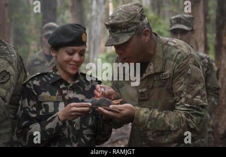 SCHOFIELD Kasernen, Hawaii - (Feb. 21, 2017) - Kapitän Rita Thapa, einem nepalesischen Soldaten, nimmt im Dschungel überleben Training mit US-Soldaten bei der 25 Infanterie Division Jungle Operations Training Center. 25 Infanterie Division eine Delegation mit weiblichen nepalesische Armee Offiziere zu Informationen, Techniken, Taktiken und Vorgehensweisen auszutauschen, um die Wirksamkeit und die Integration der Frauen in den Kampf Rollen zu fördern. (Departement für Verteidigung Stockfoto