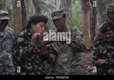 SCHOFIELD Kasernen, Hawaii - (Feb. 21, 2017) - Maj. Samjhana Shrestha, einem nepalesischen Soldaten, nimmt im Dschungel überleben Training mit US-Soldaten bei der 25 Infanterie Division Jungle Operations Training Center. 25 Infanterie Division eine Delegation mit weiblichen nepalesische Armee Offiziere zu Informationen, Techniken, Taktiken und Vorgehensweisen auszutauschen, um die Wirksamkeit und die Integration der Frauen in den Kampf Rollen zu fördern. (Departement für Verteidigung Stockfoto