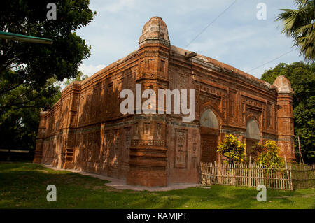 Bagha Moschee. Es ist an Bagha gelegen, ca. 25 km südöstlich von Rajshahi Stadt. Die Moschee ist bemerkenswert für seine exquisiten Terrakotta Ornamentik. Stockfoto