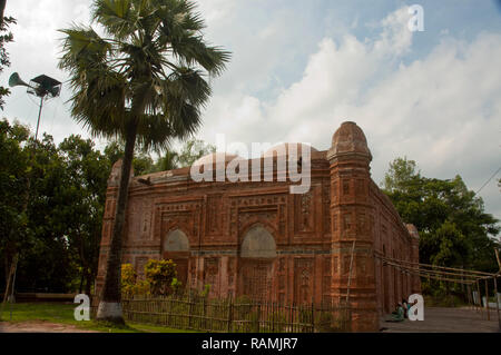 Bagha Moschee. Es ist an Bagha gelegen, ca. 25 km südöstlich von Rajshahi Stadt. Die Moschee ist bemerkenswert für seine exquisiten Terrakotta Ornamentik. Stockfoto