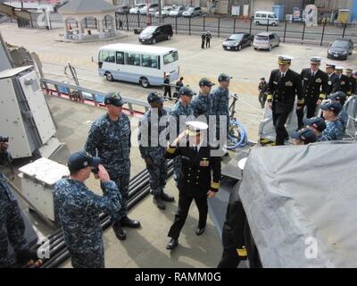 YOKOSUKA, Japan (Feb. 22, 2017) Lt.Cmdr. William Blodgett, Executive Officer der Arleigh-Burke-Klasse geführte Anti-raketen-Zerstörer USS Barry (DDG52), begrüßt einschiffen Würdenträger von der Japanischen Maritime Self Defense Force (JMSDF). Barry ist Vorwärts - in die USA 7 Flotte Bereich für Maßnahmen zur Erhöhung der Sicherheit und Stabilität in der Indo-Asia bereitgestellt - Pazifik Region. Stockfoto