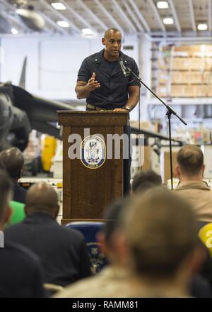 ULF von Aden (Feb. 23, 2017) USS Makin Island (LHD 8) Senior Medical Officer, Cmdr. Karlwin Matthews, aus Sacramento, Calif., liefert Erläuterungen während der afrikanischen amerikanischen und Black History Month Feier in den Hangar Bay. Makin Island ist in den USA der 5. Flotte Bereich für Maßnahmen zur Erhöhung der Sicherheit des Seeverkehrs auf die Verbündeten und Partnern zu beruhigen bereitgestellt, und der Freiheit der Schiffahrt und des freien Handels in der Region erhalten. Stockfoto