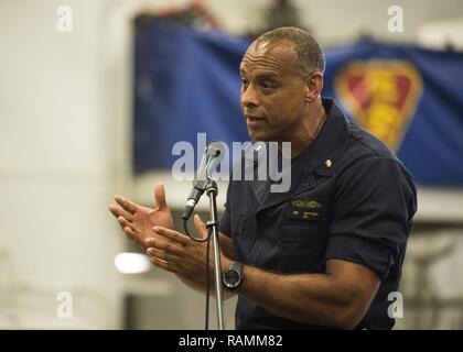 ULF von Aden (Feb. 23, 2017) USS Makin Island (LHD 8) Senior Medical Officer, Cmdr. Karlwin Matthews, aus Sacramento, Calif., liefert Erläuterungen während der afrikanischen amerikanischen und Black History Month Feier in den Hangar Bay. Makin Island ist in den USA der 5. Flotte Bereich für Maßnahmen zur Erhöhung der Sicherheit des Seeverkehrs auf die Verbündeten und Partnern zu beruhigen bereitgestellt, und der Freiheit der Schiffahrt und des freien Handels in der Region erhalten. Stockfoto