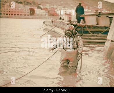 Bau der Hafen von Haifa. Hafen von Haifa. Taucher bei der Arbeit. 1920, Israel, Haifa. Neuerfundene durch Gibon. Klassische neuerfundene Stockfoto