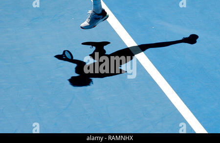 RAC-Arena, Perth, Australien. Am 4. Januar, 2019. Hopman Cup Tennis, die von Mastercard gefördert; David Ferrer von Team Spanien dient der Lucas Pouille Team France Credit: Aktion plus Sport/Alamy leben Nachrichten Stockfoto