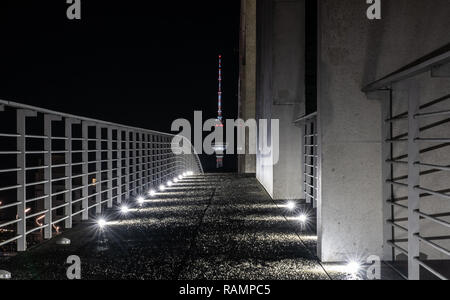 Berlin, Deutschland. 03 Jan, 2019. Der Fernsehturm hinter einer Brücke gesehen werden. (Lange Belichtung) Credit: Paul Zinken/dpa/ZB/dpa/Alamy leben Nachrichten Stockfoto