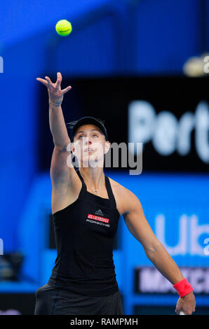 RAC-Arena, Perth, Australien. Am 4. Januar, 2019. Hopman Cup Tennis, die von Mastercard gefördert; Angelique Kerber von Team Deutschland dient der Ashleigh Barty von Team Australien Credit: Aktion plus Sport/Alamy leben Nachrichten Stockfoto