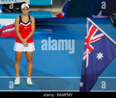 RAC-Arena, Perth, Australien. Am 4. Januar, 2019. Hopman Cup Tennis, die von Mastercard gefördert; Ashleigh Barty von Team Australien während ihrer Gebiete Nationalhymne Credit: Aktion plus Sport/Alamy leben Nachrichten Stockfoto