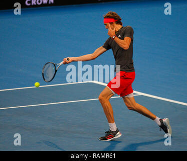 RAC-Arena, Perth, Australien. Am 4. Januar, 2019. Hopman Cup Tennis, die von Mastercard gefördert; Alexander Zverev von Team spielt Deutschland eine Vorhand Schuß gegen Matt Ebden von Team Australien Credit: Aktion plus Sport/Alamy leben Nachrichten Stockfoto