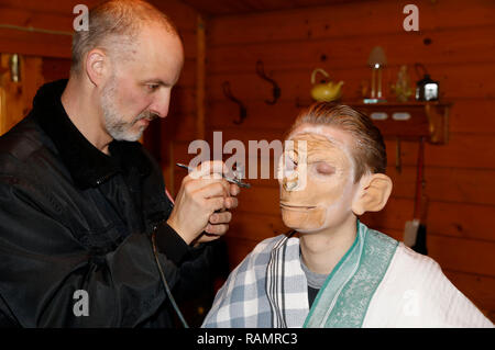 GEEK KUNST - Bodypainting trifft auf SciFi, Fantasy und mehr: Enrico Lein mit Model Paul Vorbereitung auf den "Planet der Affen" Fotoshooting. Eldagsen, 02.01.2019 - ein Projekt der Fotograf Tschiponnique Skupin und der Bodypainters und Transformatoren Enrico Lein | Verwendung weltweit Stockfoto