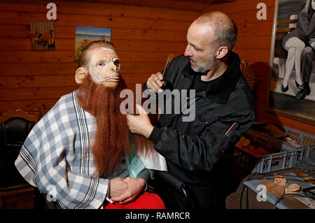 GEEK KUNST - Bodypainting trifft auf SciFi, Fantasy und mehr: Enrico Lein mit Model Paul Vorbereitung auf den "Planet der Affen" Fotoshooting. Eldagsen, 02.01.2019 - ein Projekt der Fotograf Tschiponnique Skupin und der Bodypainters und Transformatoren Enrico Lein | Verwendung weltweit Stockfoto