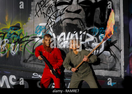 GEEK KUNST - Bodypainting trifft auf SciFi, Fantasy und mehr: 'Planet der Affen' Fotoshooting mit den Modellen Maria und Paul als Schimpansen auf dem Expo-gelände. Hannover, 02.01.2019 - ein Projekt der Fotograf Tschiponnique Skupin und der Bodypainters und Transformatoren Enrico Lein | Verwendung weltweit Stockfoto