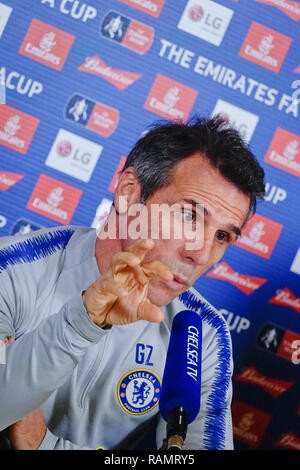 FC Chelsea Training Ground, Cobham, Surrey, Großbritannien. 4. Januar, 2019. Chelsea Football Club Assistant Manager, Gianfranco Zola (Italien) Gespräche mit der Presse vor seiner Mannschaften FA Cup 3 Runde mit Nottingham Forest FC morgen an der Stamford Bridge Credit: Motofoto/Alamy leben Nachrichten Stockfoto