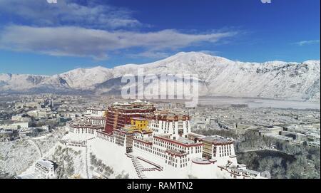 Peking, China's Tibet autonomen Region. 19 Dez, 2018. Luftaufnahme zeigt die schneebedeckten Potala Palast in Lhasa, der Hauptstadt von Südwesten Chinas Tibet autonomen Region, Dez. 19, 2018. Erstaunliche Aufnahmen von Tibet im Jahr 2018 sind durch Linsen von Xinhua Fotografen gesehen. Credit: Purbu Zhaxi/Xinhua/Alamy leben Nachrichten Stockfoto