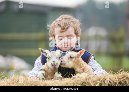 Arley, Worcestershire, Großbritannien. Am 4. Januar, 2019. 5-jährige Henley, auf die Farm seiner Familie in der Nähe von Arley, North Worcestershire, mit einem Tag - altes Lamm. Obwohl es noch Winter und der traditionellen lambing Saison beginnt im April in Großbritannien, Diese frühen Lämmer sind das Ergebnis der absichtlich verlassen die Tup, oder Ram, mit seiner Mutterschafe, die Herstellung neuer jährige Lämmer. Credit: Peter Lopeman/Alamy leben Nachrichten Stockfoto