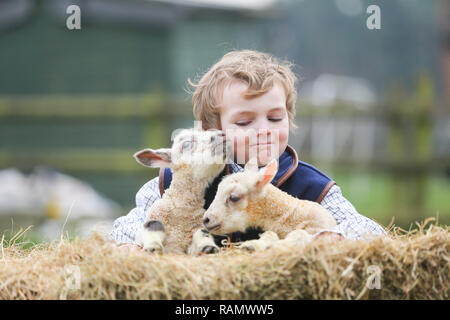 Arley, Worcestershire, Großbritannien. Am 4. Januar, 2019. 5-jährige Henley, auf die Farm seiner Familie in der Nähe von Arley, North Worcestershire, mit einem Tag - altes Lamm. Obwohl es noch Winter und der traditionellen lambing Saison beginnt im April in Großbritannien, Diese frühen Lämmer sind das Ergebnis der absichtlich verlassen die Tup, oder Ram, mit seiner Mutterschafe, die Herstellung neuer jährige Lämmer. Credit: Peter Lopeman/Alamy leben Nachrichten Stockfoto