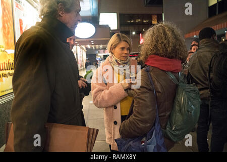 New York, NY, 3. Januar 2019 - Celia Keenan-Bolger, wer spielt Scout Finch in der Broadway Produktion "Wer die Nachtigall stört", mit den Fans, den man nach dem Töten. Aaron Sorkin die Adaption von Harper Lee's Novel shattered Datensätze in seine zweite volle Woche der Performances, verdienende $ 1,702 Millionen. Damit ist er der höchste einzelne - Woche verdienenden amerikanischen Spielen in Broadway Geschichte. Foto: Credit: Terese Loeb Kreuzer/Alamy leben Nachrichten Stockfoto