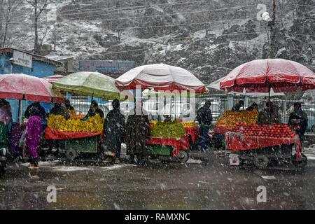 Januar 4, 2019 - Srinagar, J&K, Indien - Kaschmir Obst Anbieter gesehen Warten auf Kunden bei Schneefall. Kaschmir erhielt seinen ersten Schneefall im neuen Jahr, bricht ein Monat - lange Durststrecke im Tal. Srinagar verzeichnete einen 0 Grad Celsius - ein Anstieg von mehr als vier Grad von minus 4,2 Grad Celsius auf der vorherigen, das Department MET sagte. Das Wetter Abteilung hat mehr Schneefall in Kaschmir in den nächsten drei Tagen vorhergesagt. Credit: Saqib Majeed/SOPA Images/ZUMA Draht/Alamy leben Nachrichten Stockfoto